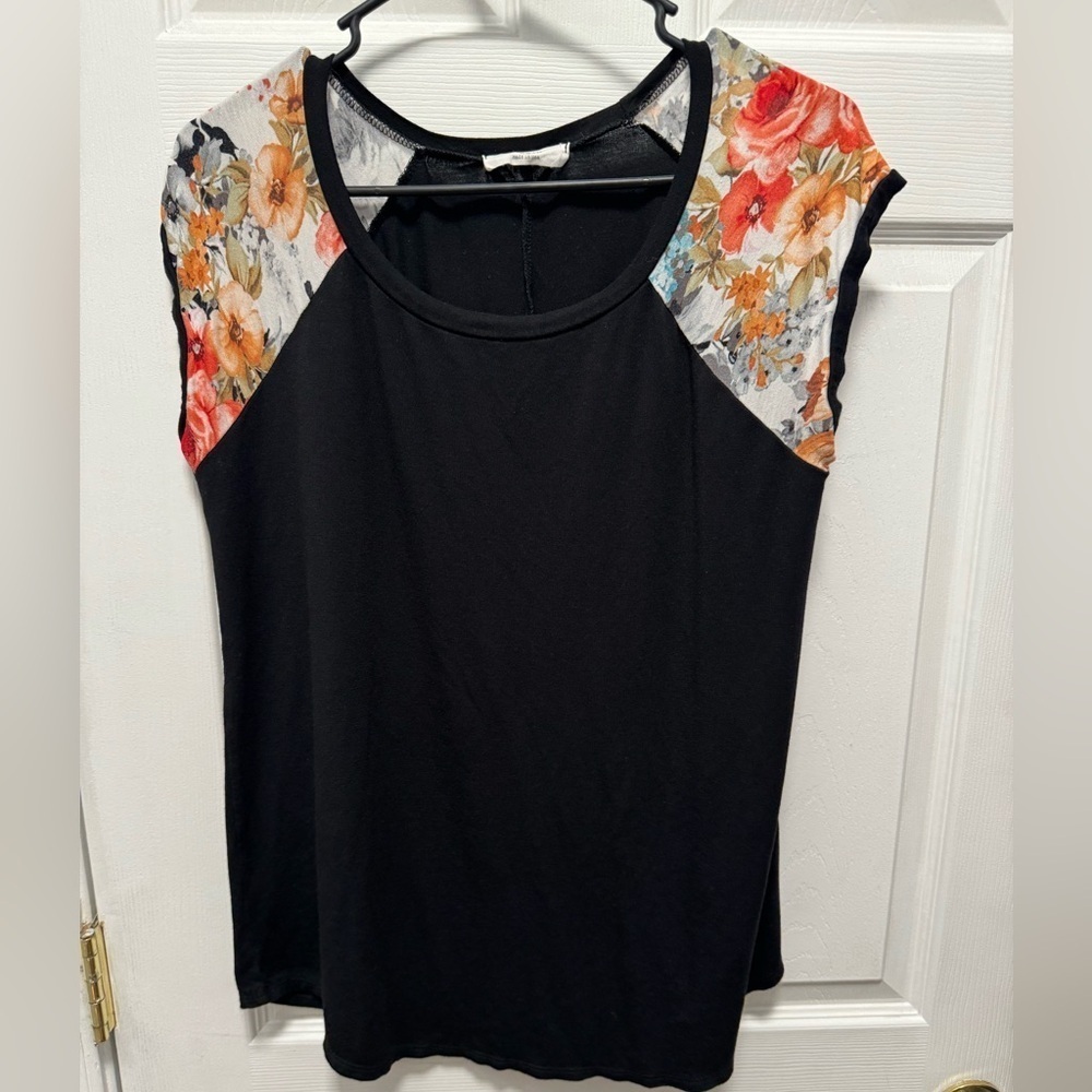A.gain women’s SS top‎ black with floral sleeves casual. Lightweight. Size large